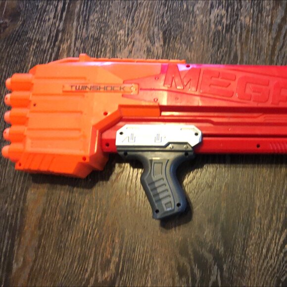 Nerf MEGA TwinShock - Picture 1 of 4